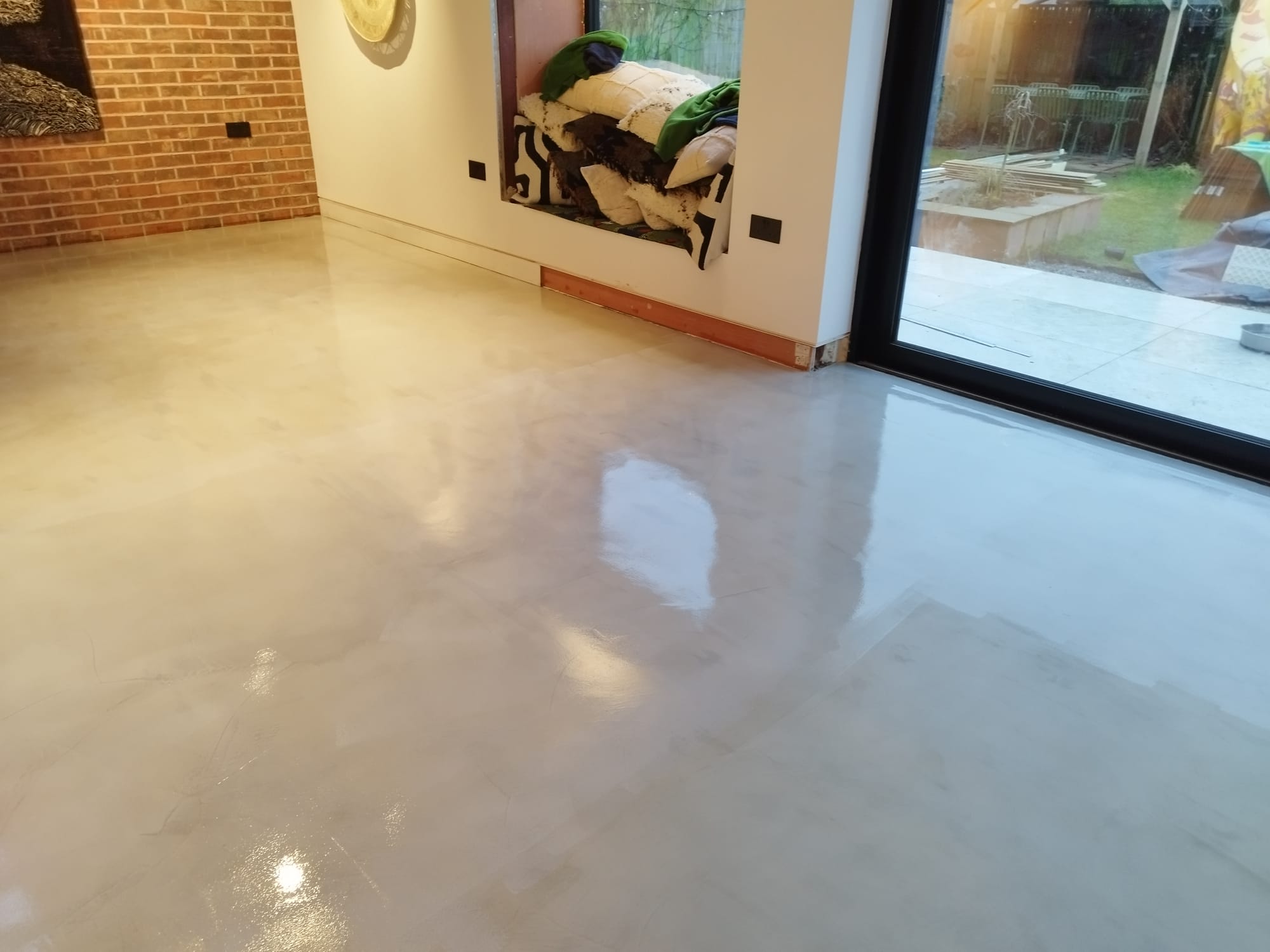 Contemporary interior with a seamless microcement floor